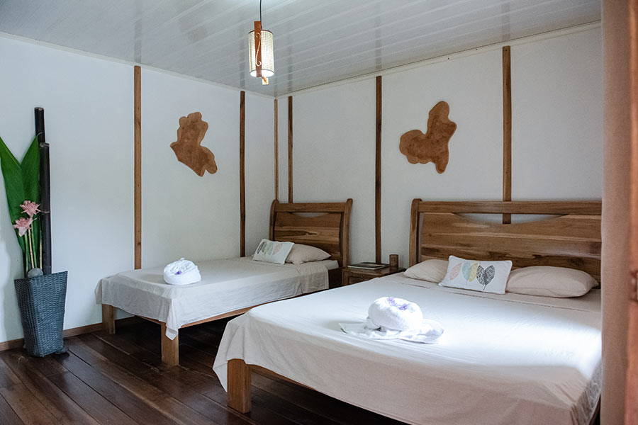 Kind and twin bed at the Rios Lodge on the Pacuare River